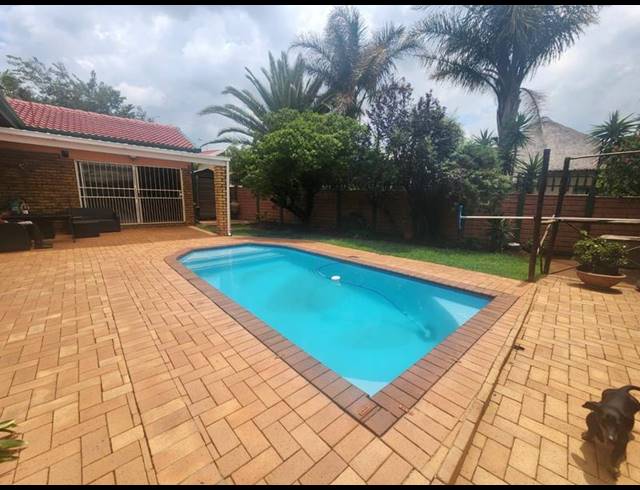 3 BEDROOM HOUSE FOR SALE IN HELIKONPARK